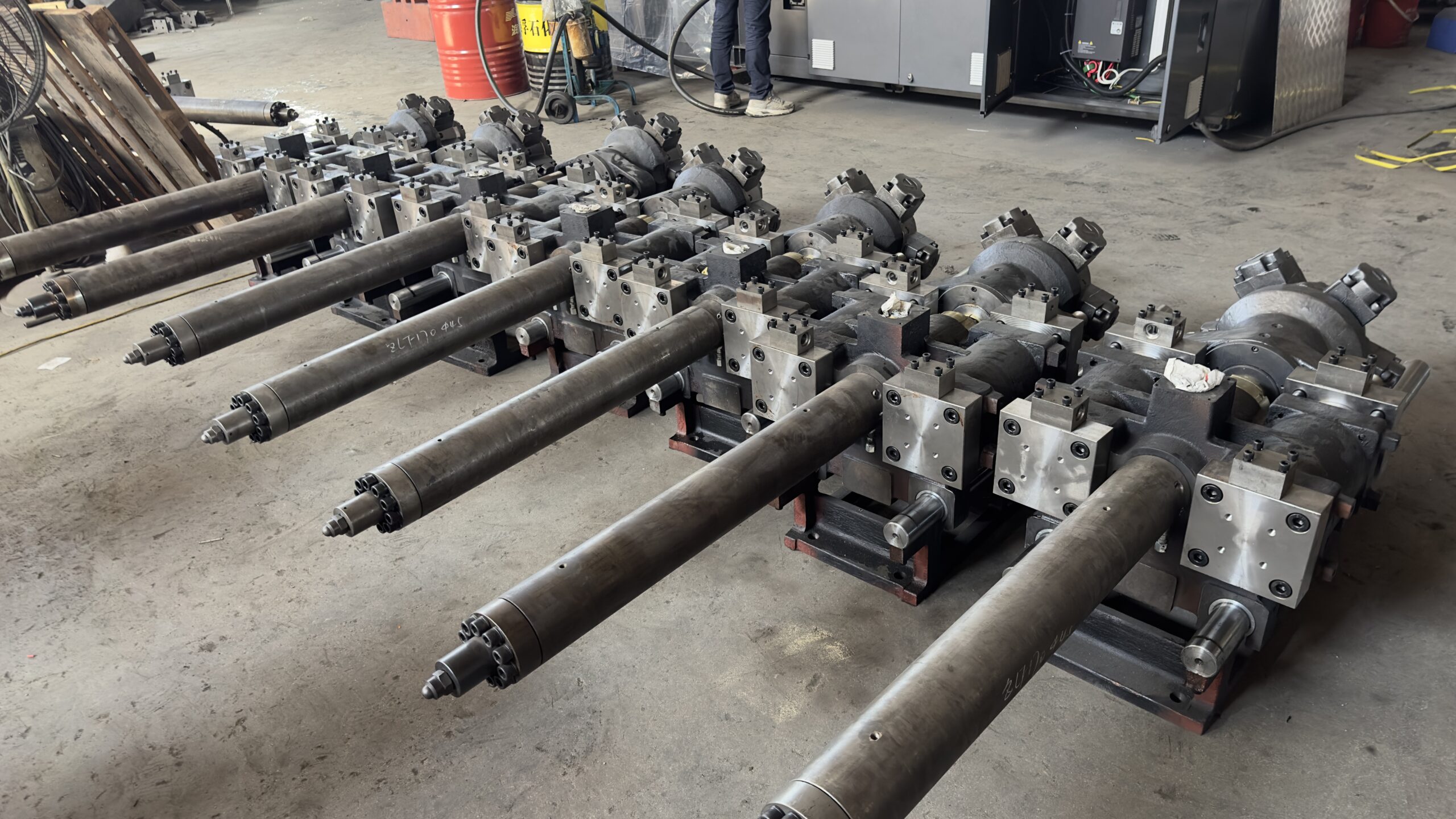 What is the difference between an all electric injection molding machine and hydraulic injection molding machine?