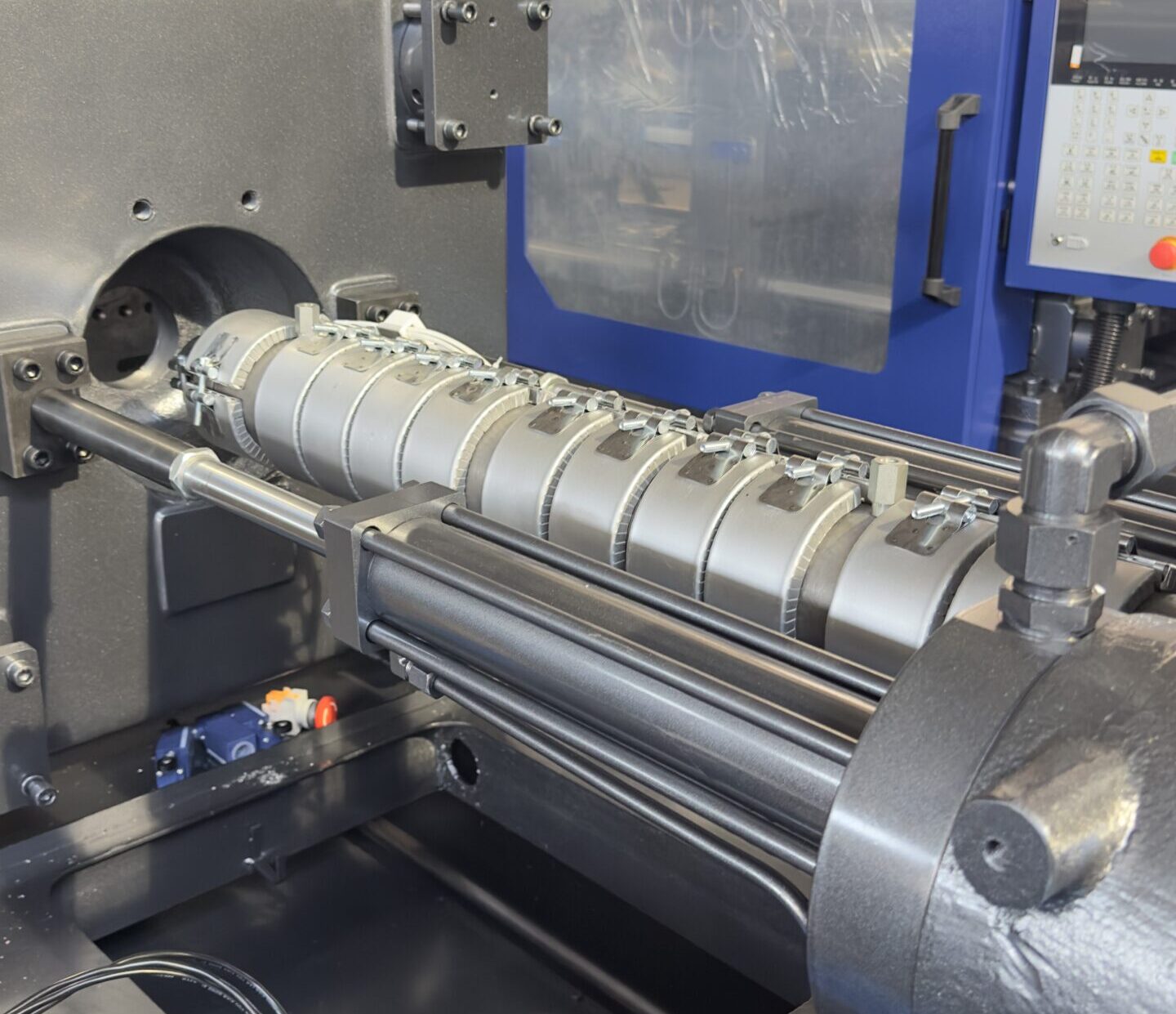 Causes of screw wear of vertical injection molding machine